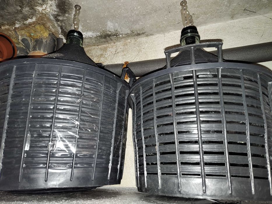 Дамаджани и бидони