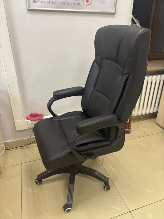 Кожаное кресло!