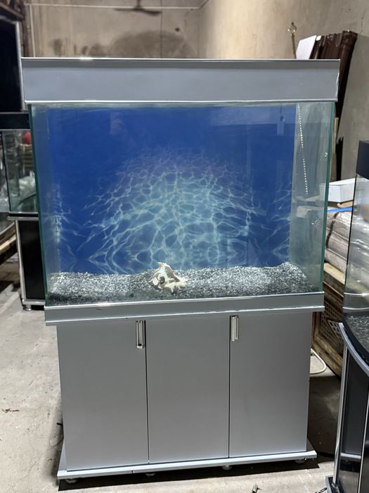Akvarium sotiladi  uzunligi 100 sm boyi 85 sm eni 36 sm 10 mm oynadan