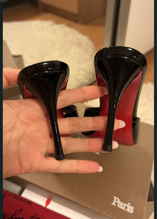 Saboti Christian Louboutin piele naturala pe stoc