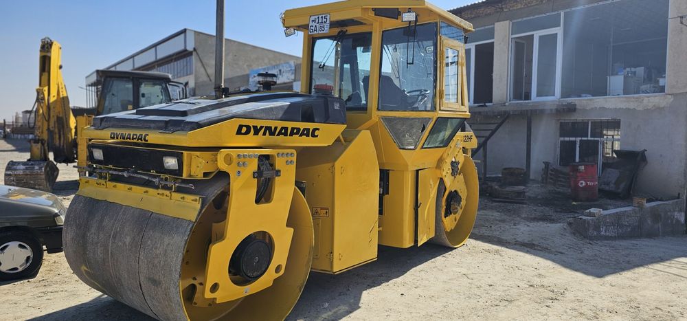 Дарожный 2 валцовий пневматический коток DYNAPAC