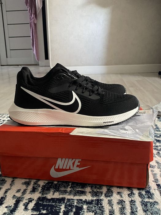 Спортивные кроссовки новые