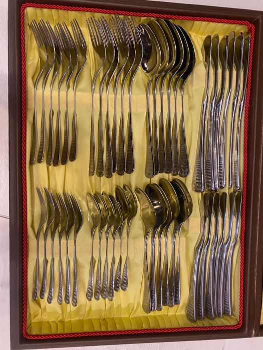 Продавам комплект прибори.