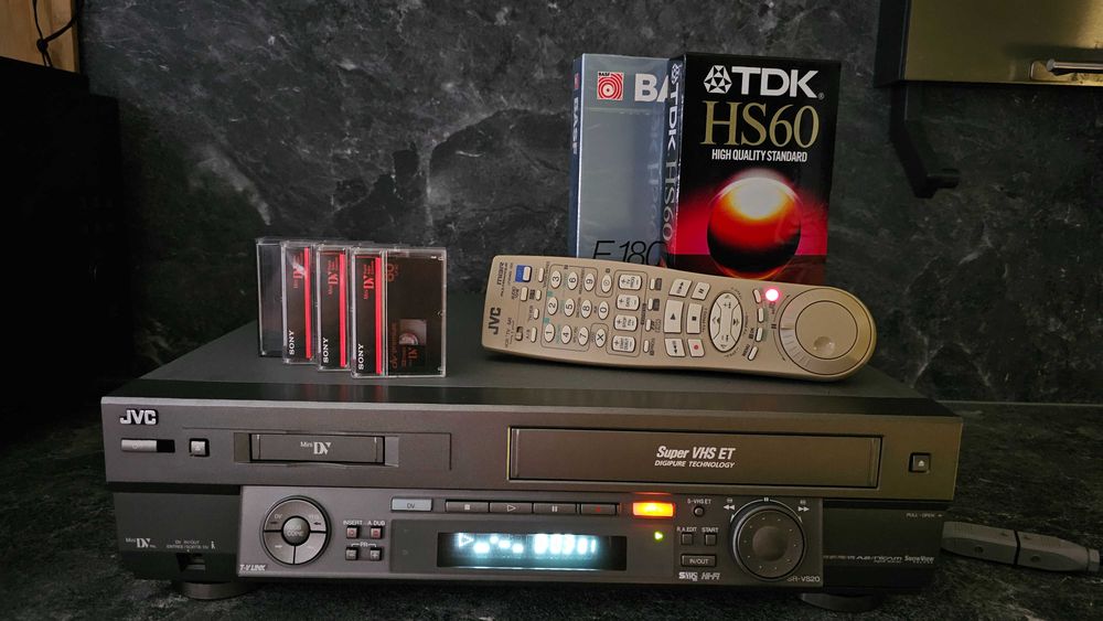 Един рядък (напълно работещ) Професионален, Mini-DV - S-VHS ET , Легендарен модел!