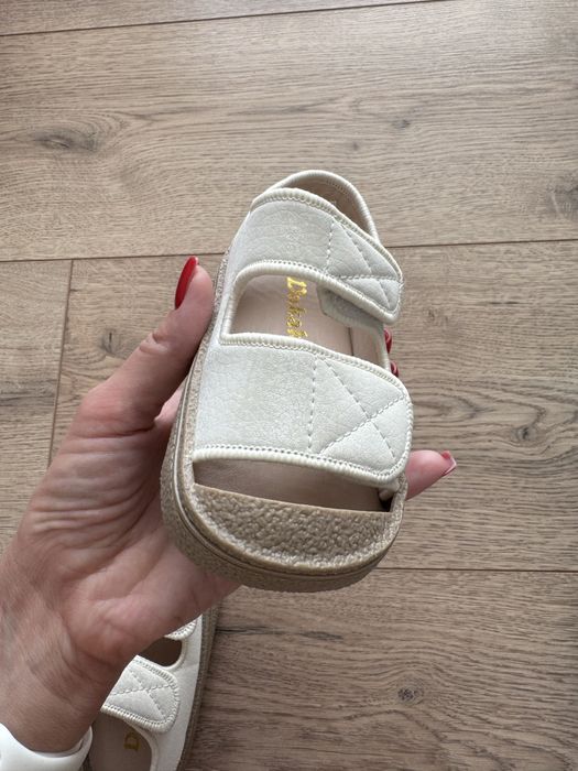 Продам новые детские сандалии