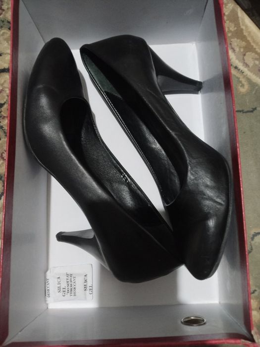 Кожаные черные туфельки.