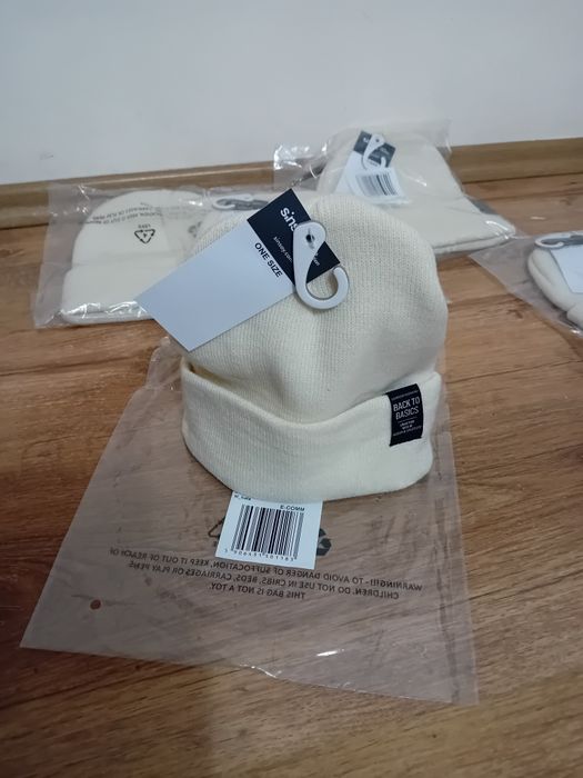 Două fesuri pentru fete mărimea universală. Noi