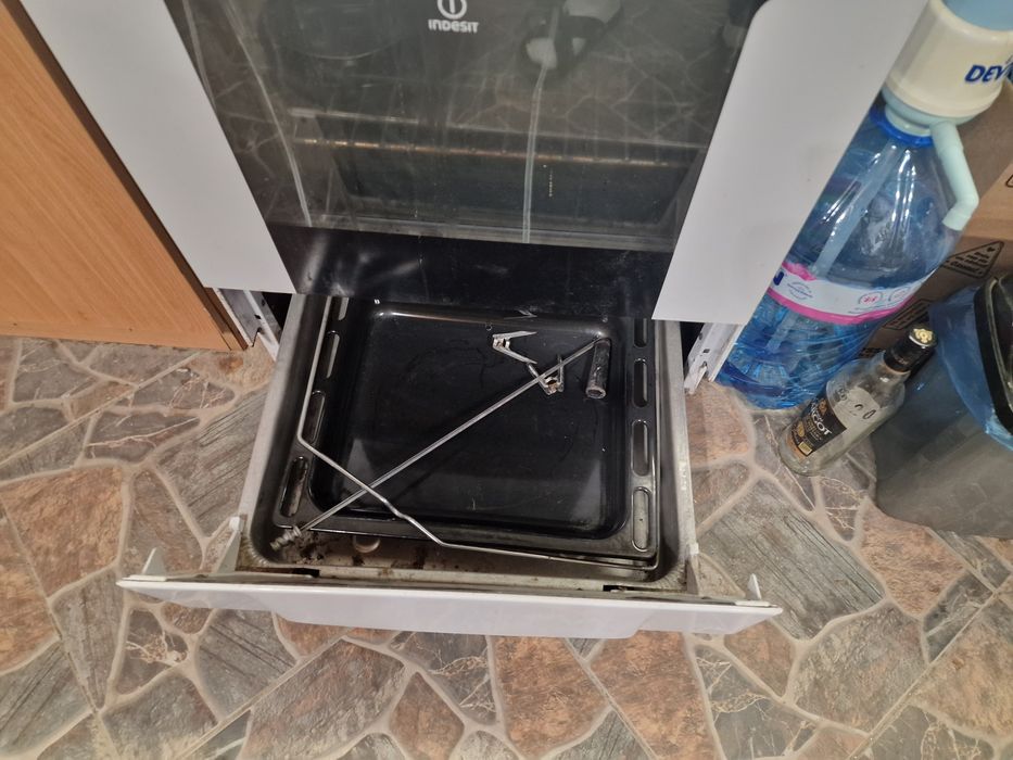 Фурна с керамични котлони Индезит