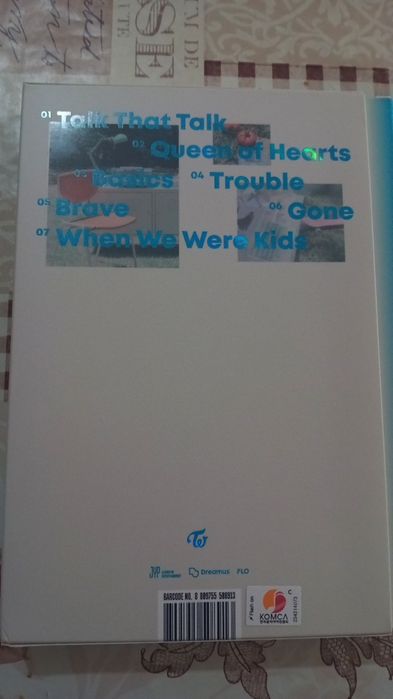 Мини албум на K-pop групата Twice в синьо