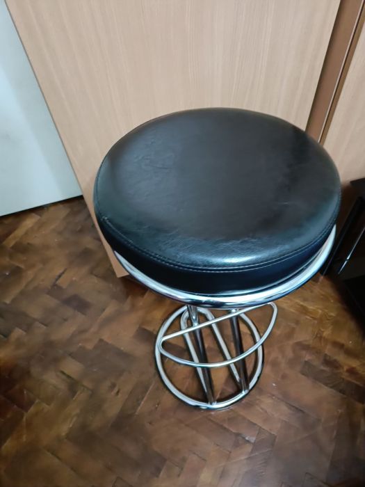 Vând scaun bar de culoare neagra
