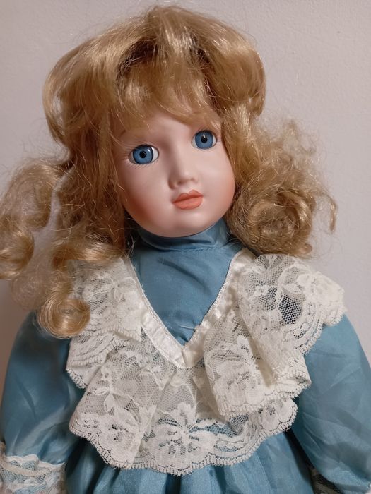 Порцеланова кукла .