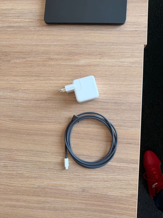 MacBook Air M3 13" 256GB SSD 8GB RAM - почти нов, 90 цикъла, 100% батерия + гаранция