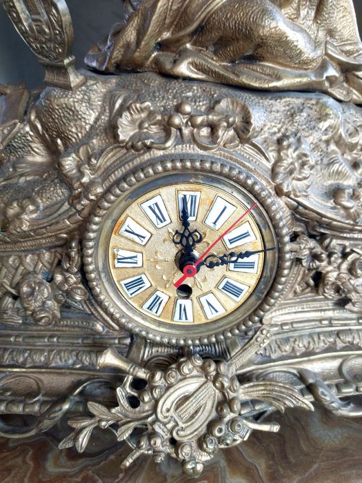 Античен настолен часовник