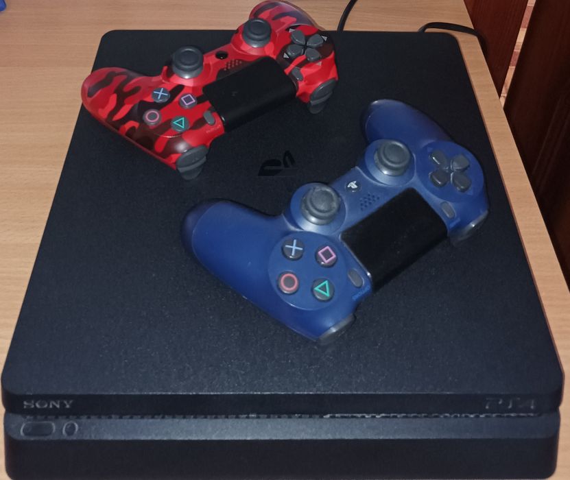 Продам Сони плейстейшн 4 Слим , С дисками