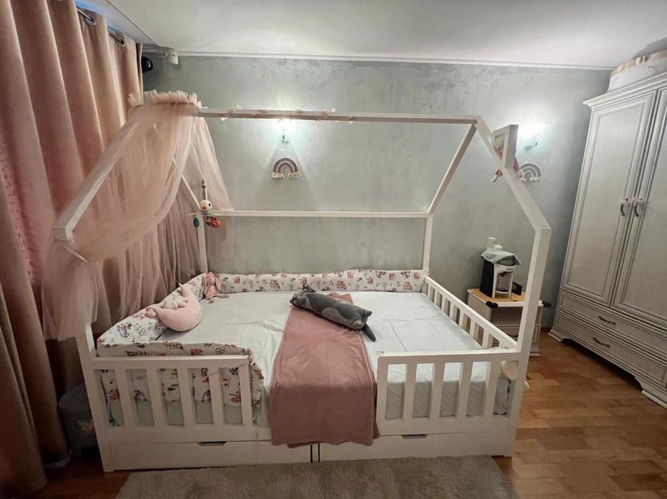 Pat casuta din lemn masiv -montessori-