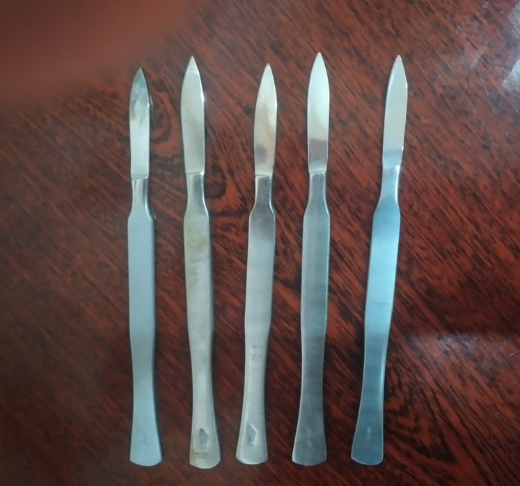 Скальпеля медицинские брюшистые и остроконечные времён СССР.