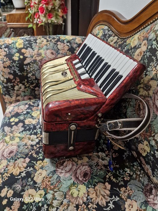 Vînd acordeon : Delicia Melodica 5 cu  96 de basi si 7 schimbatori la