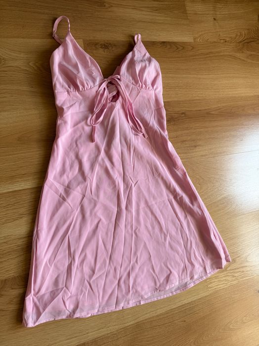 Розова рокля с връзки