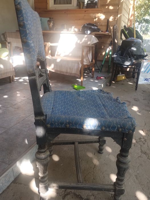 Vand doua scaune vechi diferite pentru colecționari sau nostalgici