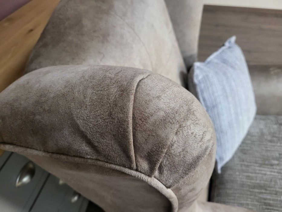 Бежов стол от плат, кресло в ретро стил