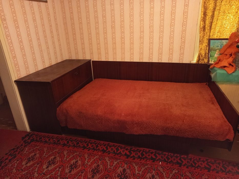 Легло с матрак,ракла и чекмедже от долу за багаж.Размер 120 м 190