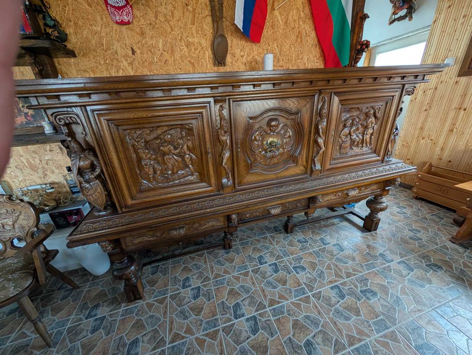 Антикварен массивен дъбов бюфет в стил Неоренесанс