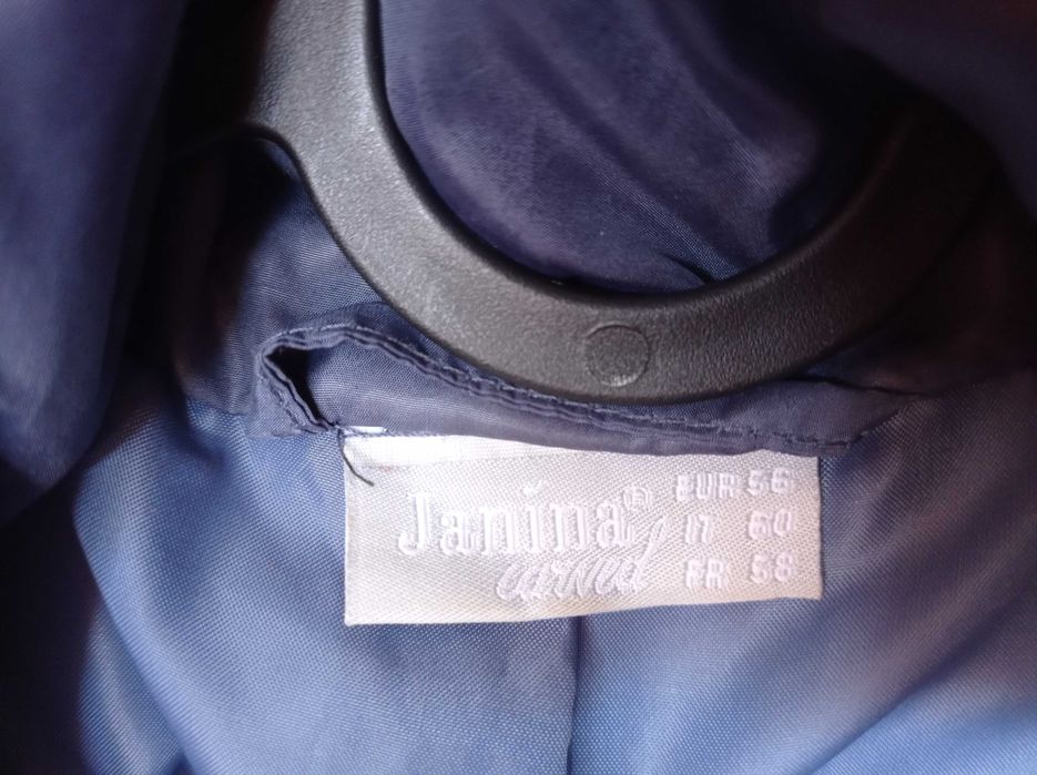 Продавам дамско олекотено яке номер 56