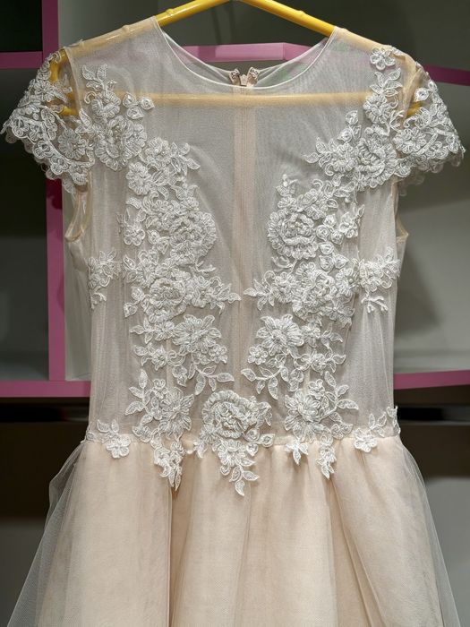 Rochie tulle cu flori de broderie