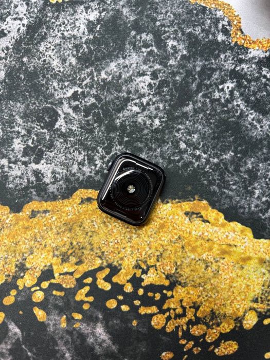 Продам Apple Watch SE 40mm