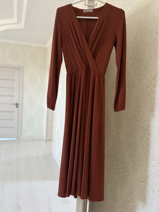 Платье женское срочно продам