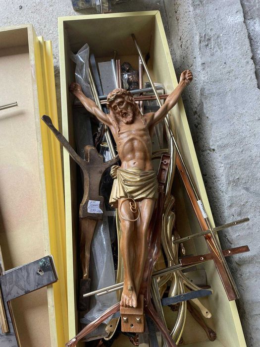 Vând crucifixuri / statuete Isus