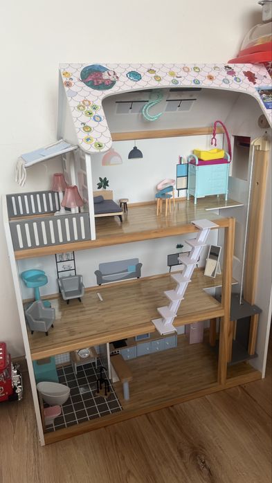 Дървена къща за кукли