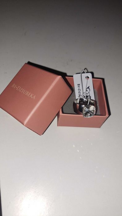 Нежен сребрист пръстен Dziubeka с блестящ кристал