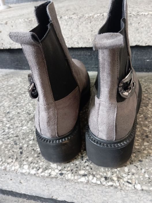 Сиви велурени боти