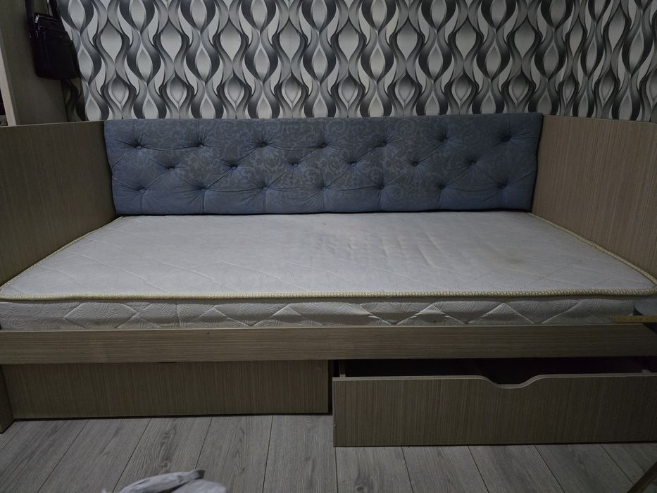 кровать с матрасом