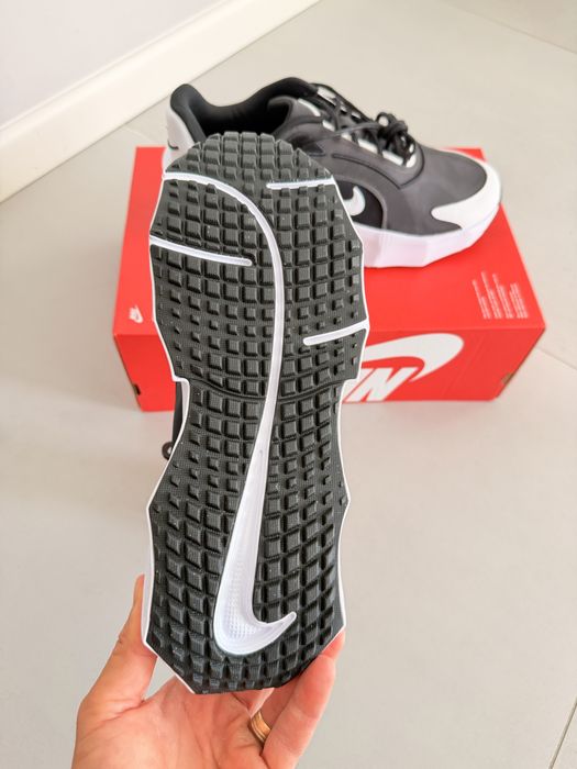 Nike Aura Edge Black White