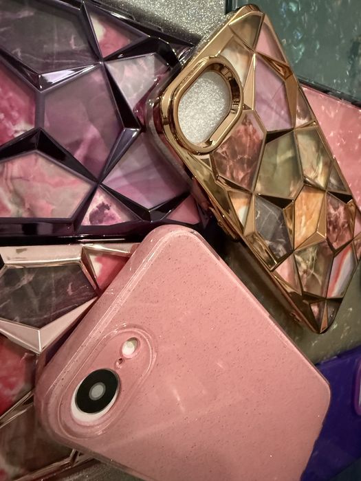 iPhone 16e  различни силиконови гърбове