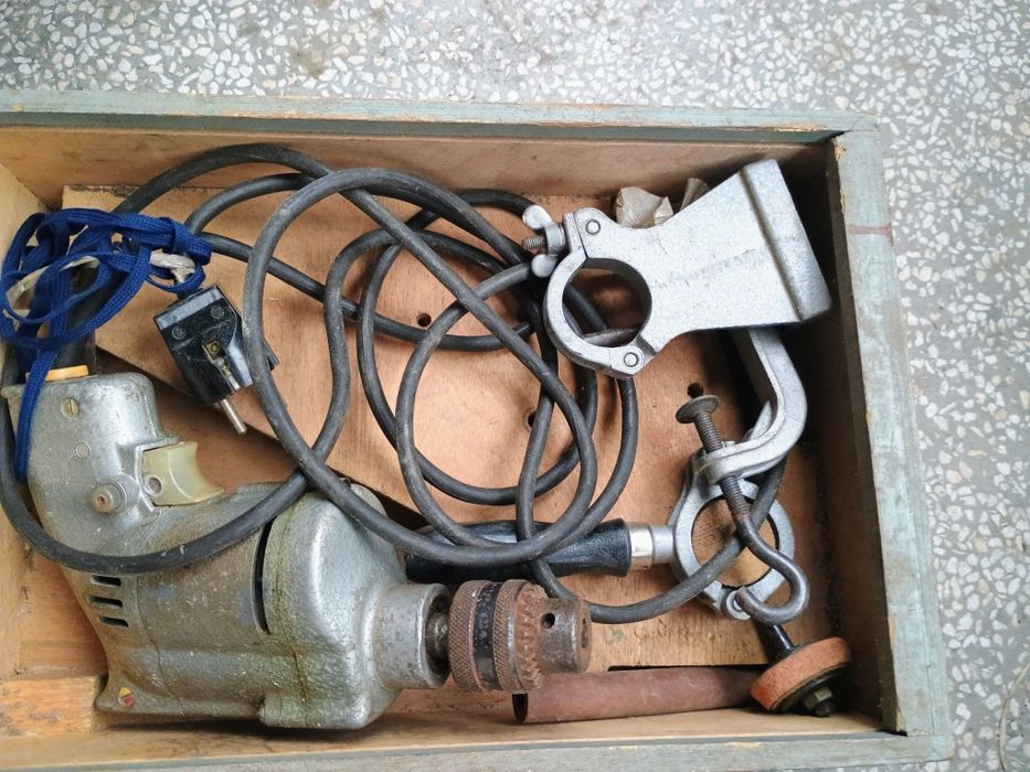 Руска електрическа бормашина окомплектована с приспособления