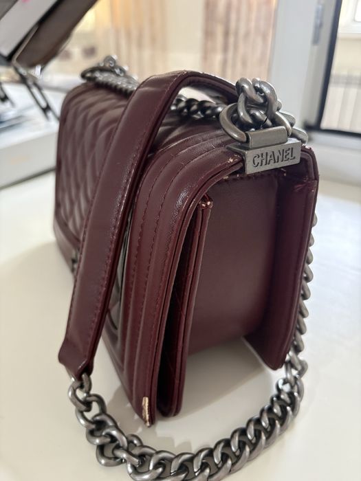 Сумка в стиле Chanel Boy с цепочкой
