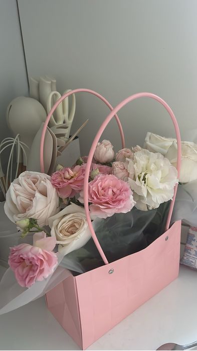 Цветы  свежие вчера подарили