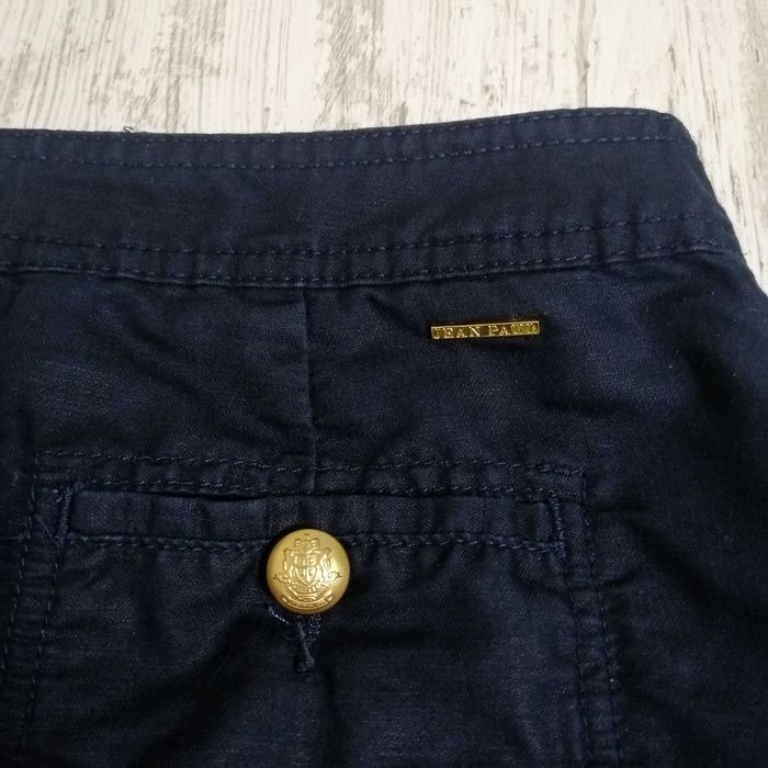 Пола тъмносиня, ленена М