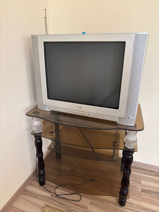 Телевизор с подставкой