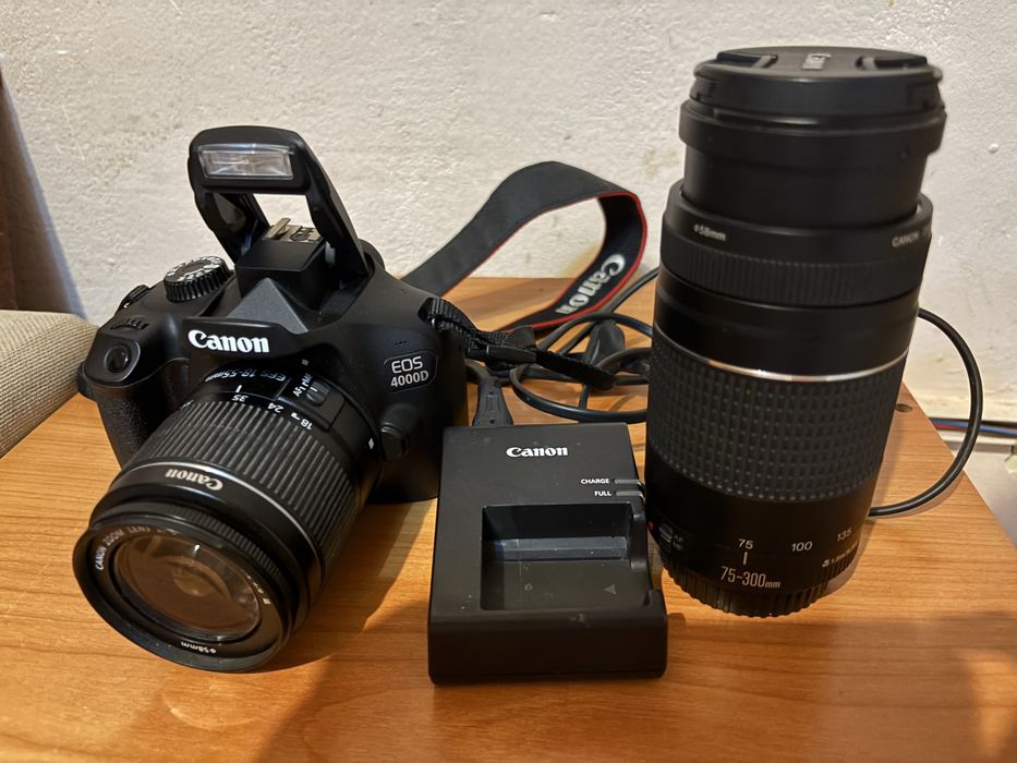 Vând kit foto DSLR CANON EOS 4000D + 2 OBIECTIVE
