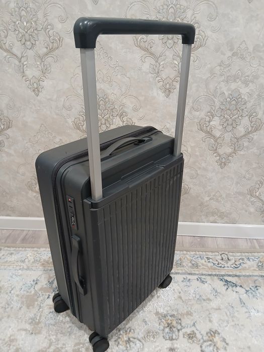 Чемодан  среднего размера,серый цвет.