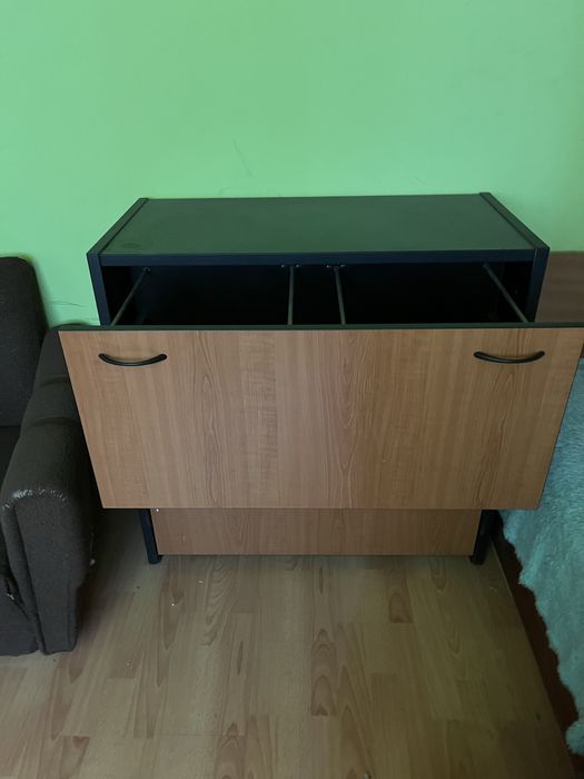 Офис мебели цвят череша