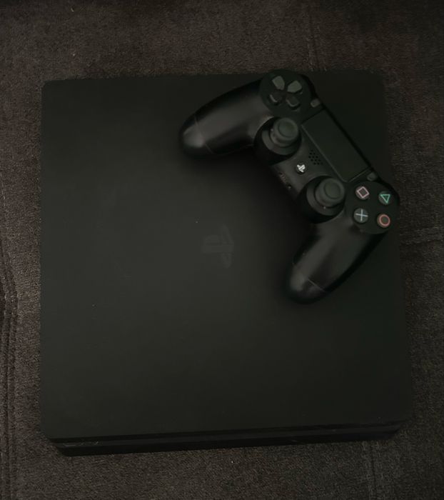 Плейстейшън 4 слим, джойстик и пет различни игри Fifa