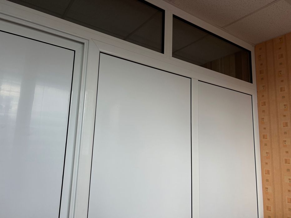 Преграда за стая/ офис с две плъзгащи врати