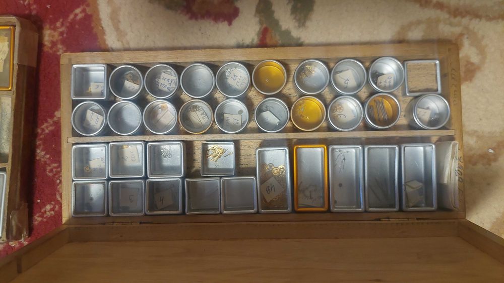 Часовникарски кутии с части за часовници