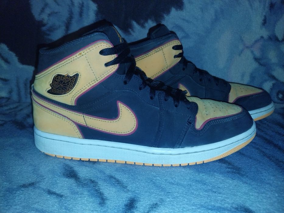 Jordan 1 Mid SE Vivid Orange Black