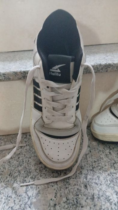 Adidais albi nu sunt spălați